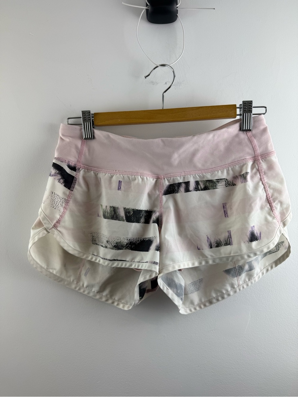 Lululemon Run Speed Short 2.5 Pink Abstract Brushstroke Gold Details Size 4